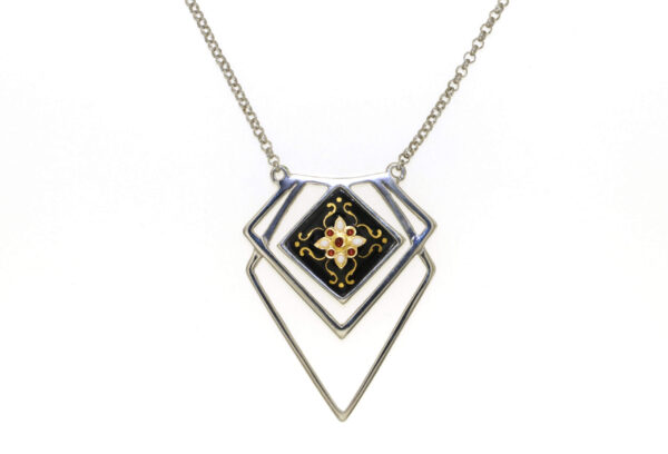 Collier navette motif ajoure email carr