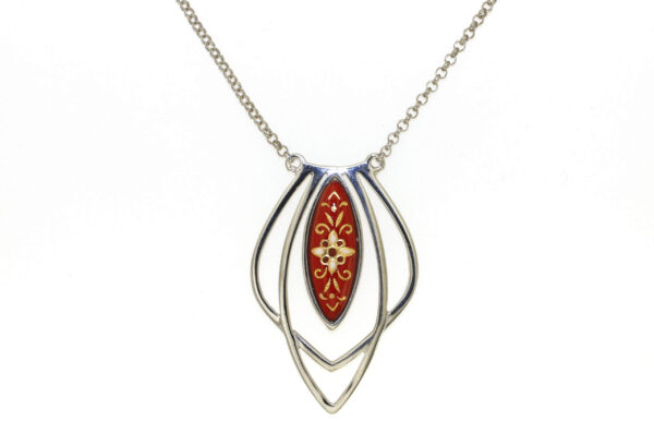 Collier navette motif ajoure rouge cerise