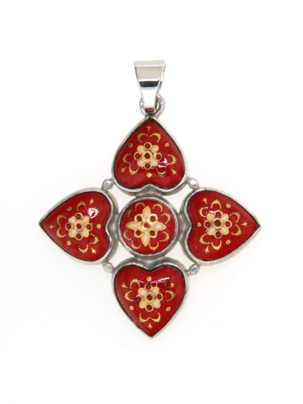 Pendentif 4 coeurs avec email rond au centre rouge cerise