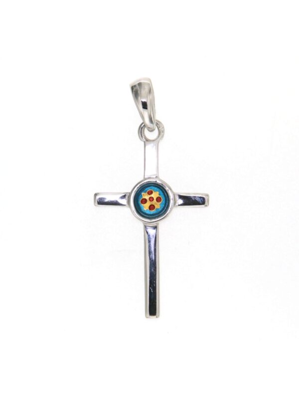 Petite croix baton avec un petit email au centre bleu turquoise